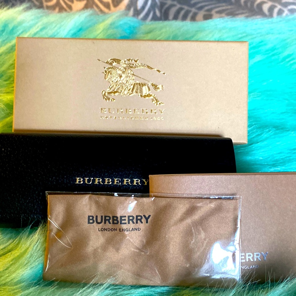 Box case booklet pouch burberry no sunglasses included